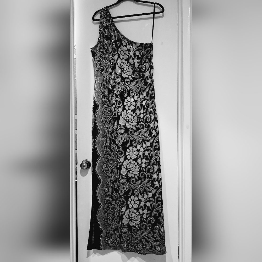 ST JOHN EVENING ONE SHOULDER GOWN, Black/Silver, Size 12